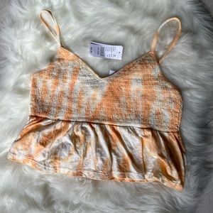 Super flattering crop top! Material has synched waist so fits from M-L + cute😍